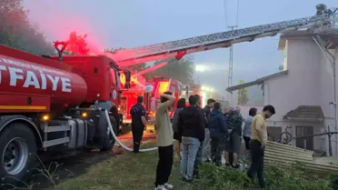 Ereğli'de İki Katlı Binanın Çatısında Yangın Çıktı