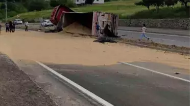 Bingöl'de Tır Devrildi, Trafik Aksadı