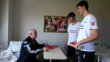 Basketbolculardan Yaşlılara Moral Ziyareti