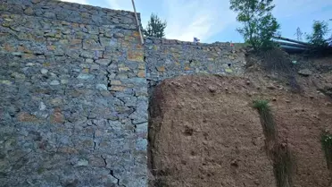 İspir'deki Perde Duvar Kısa Sürede Hasar Gördü, Yeniden Yapılacak
