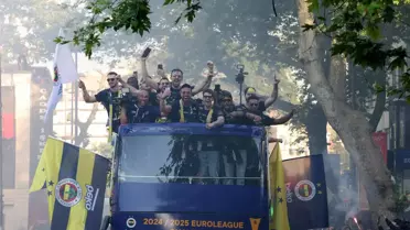 Melih Mahmutoğlu'ndan üstü açık otobüste Galatasaray'a gönderme