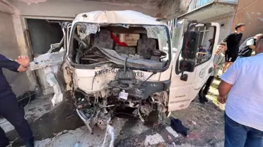 Freni Patlayan Kamyonet, Elektrik Direğine Çarparak Garaja Girdi: 2 Yaralı