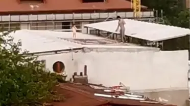 Çatıda Halı Yıkayan Baba ve Çocuk