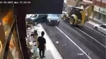 Hatay'da Freni Boşalan Kepçe Kazası