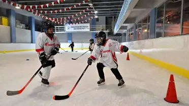 Antalya'nın Minik Sporcuları Buz Hokeyinde Türkiye Şampiyonası'na Hazırlanıyor