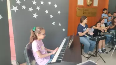 Görme Engelli Öğrenci Belinay, Hafızasına Kazıdığı Eserleri Piyano ile Çalıyor