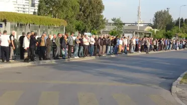 İzmir'de 23 bin işçi greve gitti, otobüs duraklarında yoğunluk oluştu