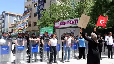 Van'da dağa kaçırılan çocukları için aileler DEM Parti il binası önünde yürüdü