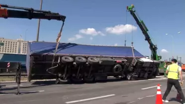 Pendik'te Devrilen Tır Trafiği Olumsuz Etkiledi