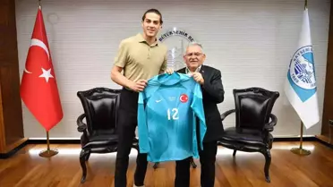 Başkan Büyükkılıç, Milli Futbolcu Doğan Alemdar'ı Ağırladı