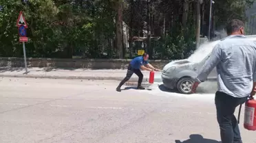 Şuhut'ta Alev Alan Araç Polislerce Söndürüldü