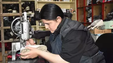 Esra Dinç, Ayakkabı Tamirciliğini Seçti