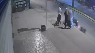 Motosiklet Kaldırıma Çarptı, Bebekli Aileyi Kıl Payı Kurtardı