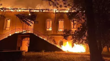 Denizli'de 100 yıllık tarihi okul binası yangında küle döndü