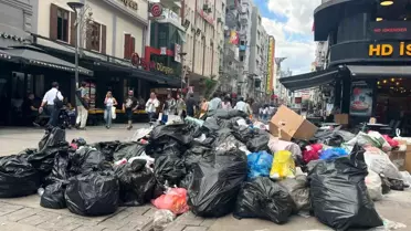 İzmir Büyükşehir Belediyesi'ndeki grev nedeniyle çöpler sokaklara taştı