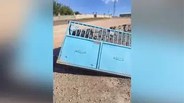 Kum Şeytanı Okul Kapısını Söktü!