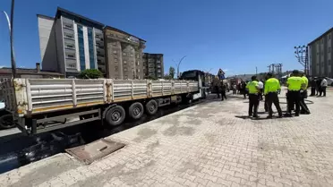 Yüksekova'da Çinko Yüklü TIR Yangında Yandı