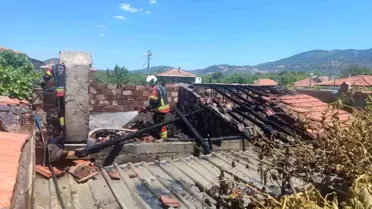 Burhaniye'de Odunlukta Yangın, Evi Zarar Gördü