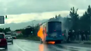 Erzurum'da Belediye Otobüsü Alev Aldı, Yolcular Panik İçinde Kendilerini Dışarı Attı