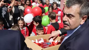 Bakan Tekin'den Sınıfta Doğum Günü Sürprizi