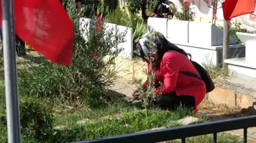Depremzedeler Mezarlıklara Akın Etti
