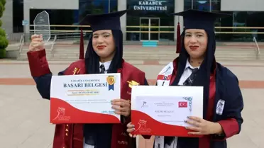 Faslı İkizler KBÜ'de Dereceyle Mezun Oldu