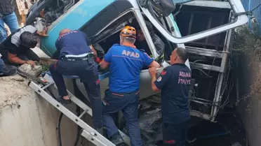 Adana'da Çöp Kamyonu Sulama Kanalına Devrildi