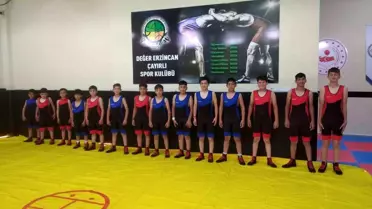 Vali Aydoğdu'dan Güreşçilere Forma Desteği