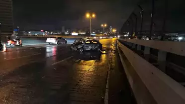 Bayrampaşa'da Kaza: Otomobil Alev Alarak Bariyerlere Çarptı