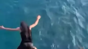 Falezlerden Denize Atlayan Genç Yaralandı