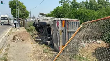 Adana'da Zincirleme Trafik Kazası: Tır Bahçeye Devrildi