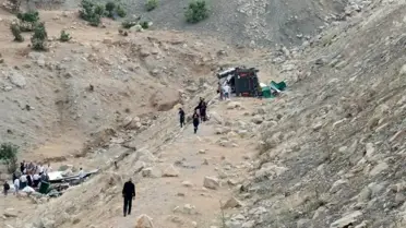 Şırnak'ta Tır Şarampole Devrildi: Sürücü Ağır Yaralı