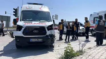 Sivas'ta Ambulans ve Otomobil Çarpıştı