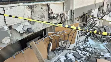 Freni Boşalan Kamyonet Binaya Çarptı