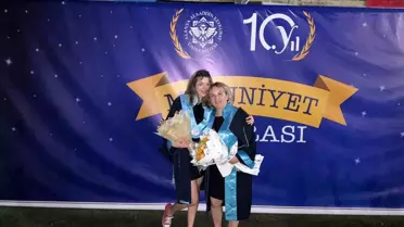 ALKÜ'de Anne-Kız Mezuniyet Coşkusu