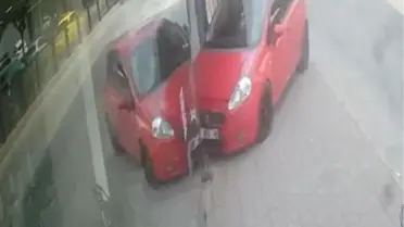 Adana'da Otomobil Ayakkabı Mağazasına Daldı