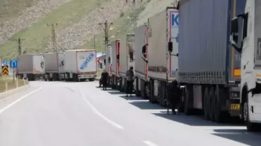 Yüksekova'da 5 km TIR Kuyruğu