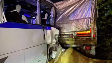Turgutlu'da Servis Aracı Tıra Çarptı: Çok Sayıda Yaralı