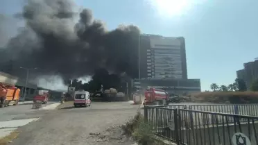 İzmir'de Fabrikada Yangın, Hastane Tahliye Ediliyor