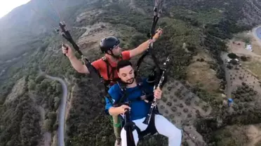 Yamaç Paraşütünde Müzikal Performans