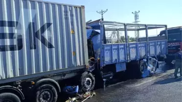 Ankara'da Kamyon Tıra Çarptı: 1 Ağır Yaralı
