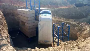 Samandağ'da Minibüs Devrildi: 4 Yaralı