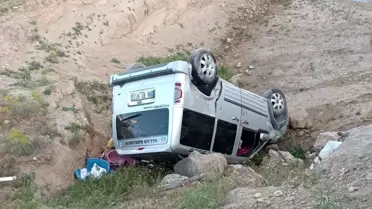 Başkale'de Kamyonet Dereye Uçtu