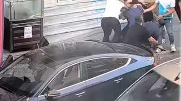 Cadde ortasında yaşlı adamı sopayla darbettiler