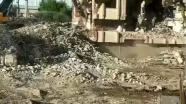 Elazığ'da Yıkım Süreci: Bina Yerle Bir Oldu