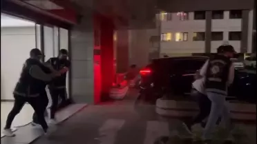 Motosikletli Saldırganlar Kafeyi Kurşunladı