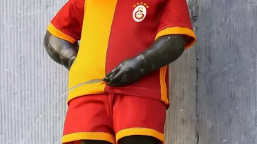 Manneken Pis Galatasaray Forması Giyiyor