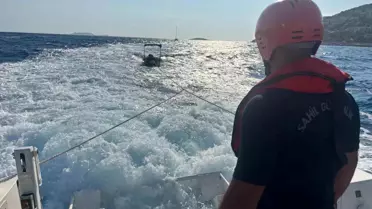 Kaş'ta Sürüklenen Tekne Kurtarıldı