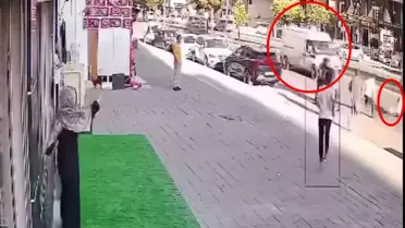 Ortasında kaldığı kavgadan kaçarken minibüsün altında kaldı! Dehşet anları kamerada