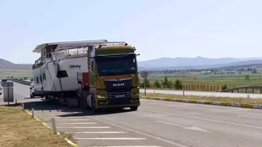 Sivas'ta Yolda Büyük Yat Görüntülendi